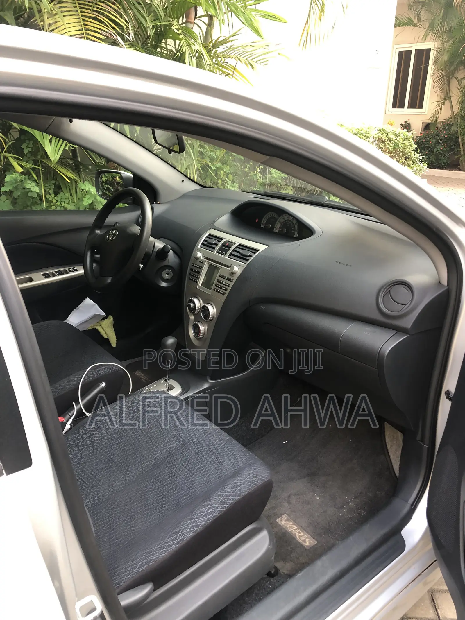 Toyota Yaris Base Sedan 4dr 2010 Silver