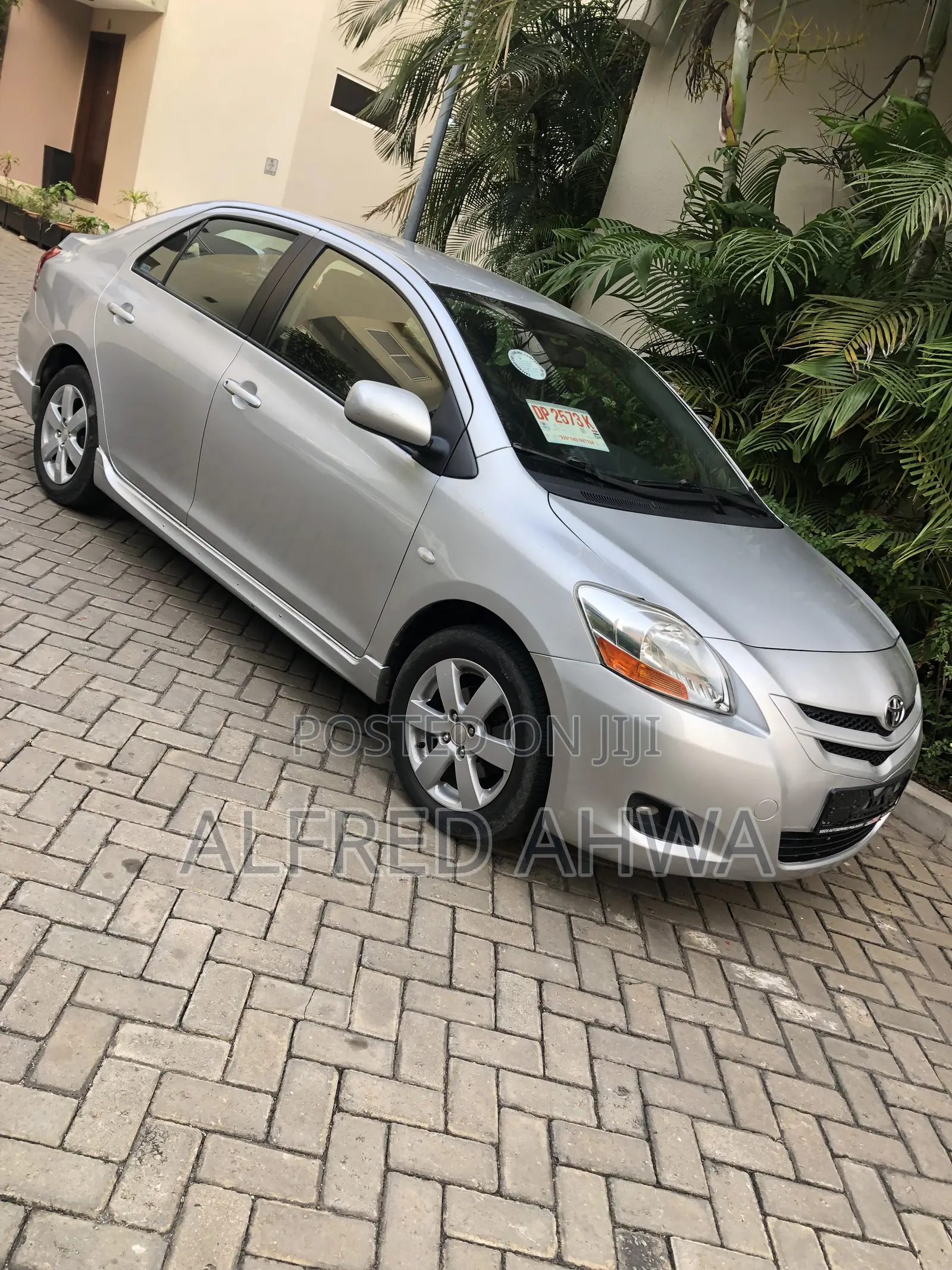 Toyota Yaris Base Sedan 4dr 2010 Silver
