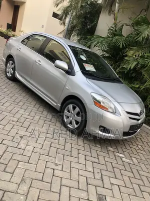 Toyota Yaris Base Sedan 4dr 2010 Silver