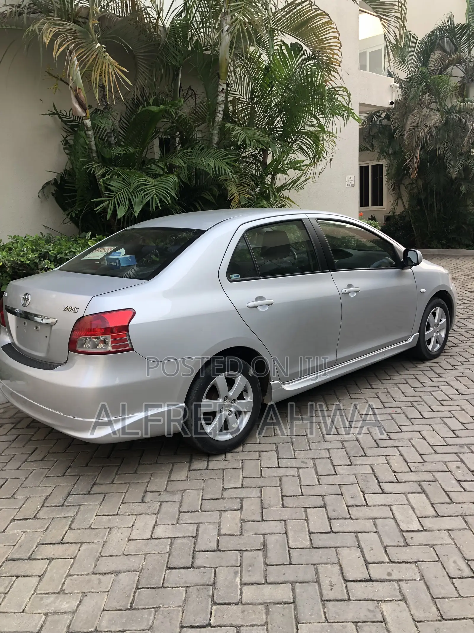 Toyota Yaris Base Sedan 4dr 2010 Silver