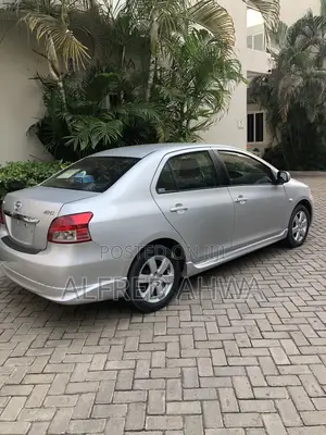 Toyota Yaris Base Sedan 4dr 2010 Silver