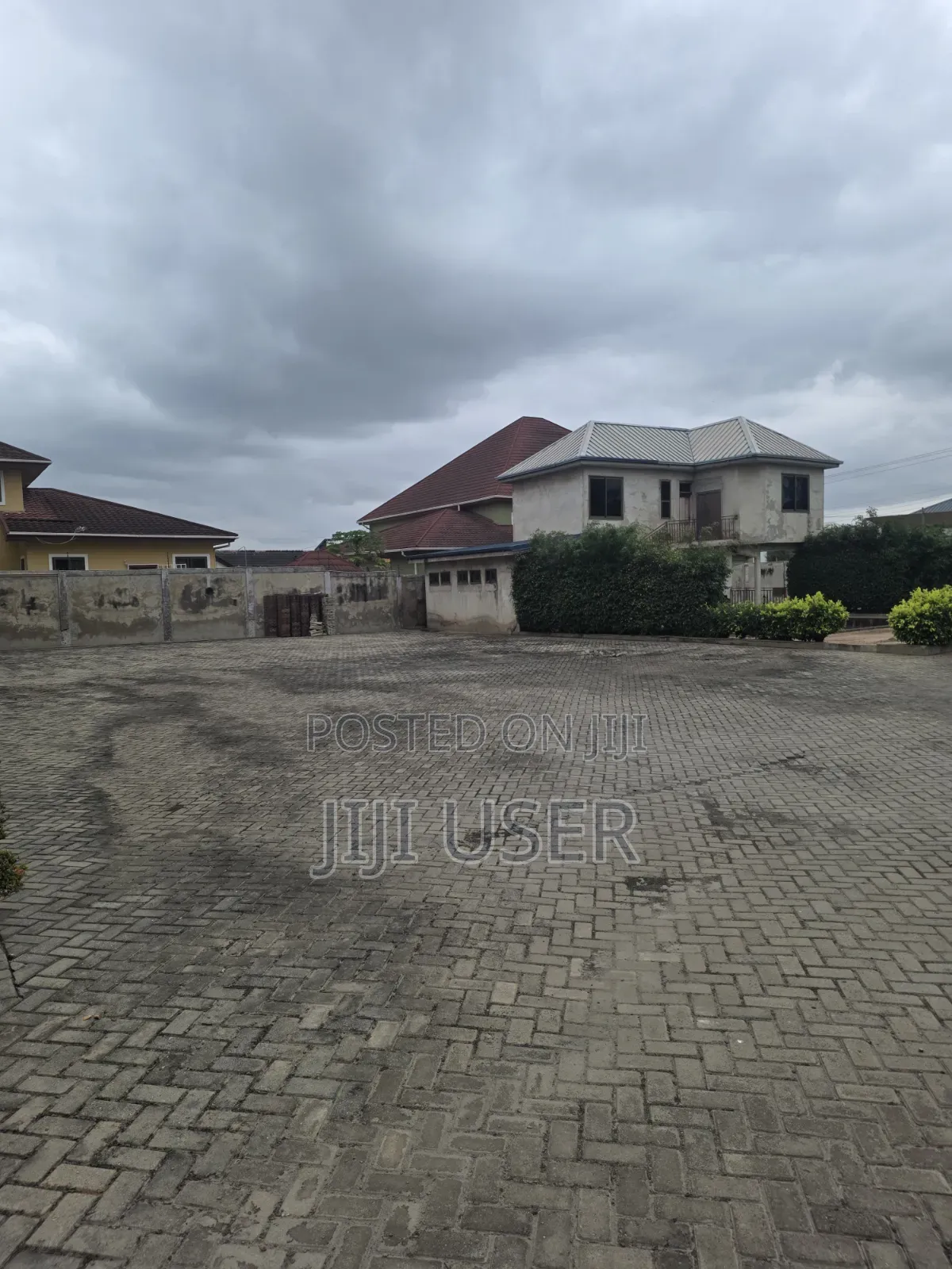 20bdrm House in 69, Police Station for sale