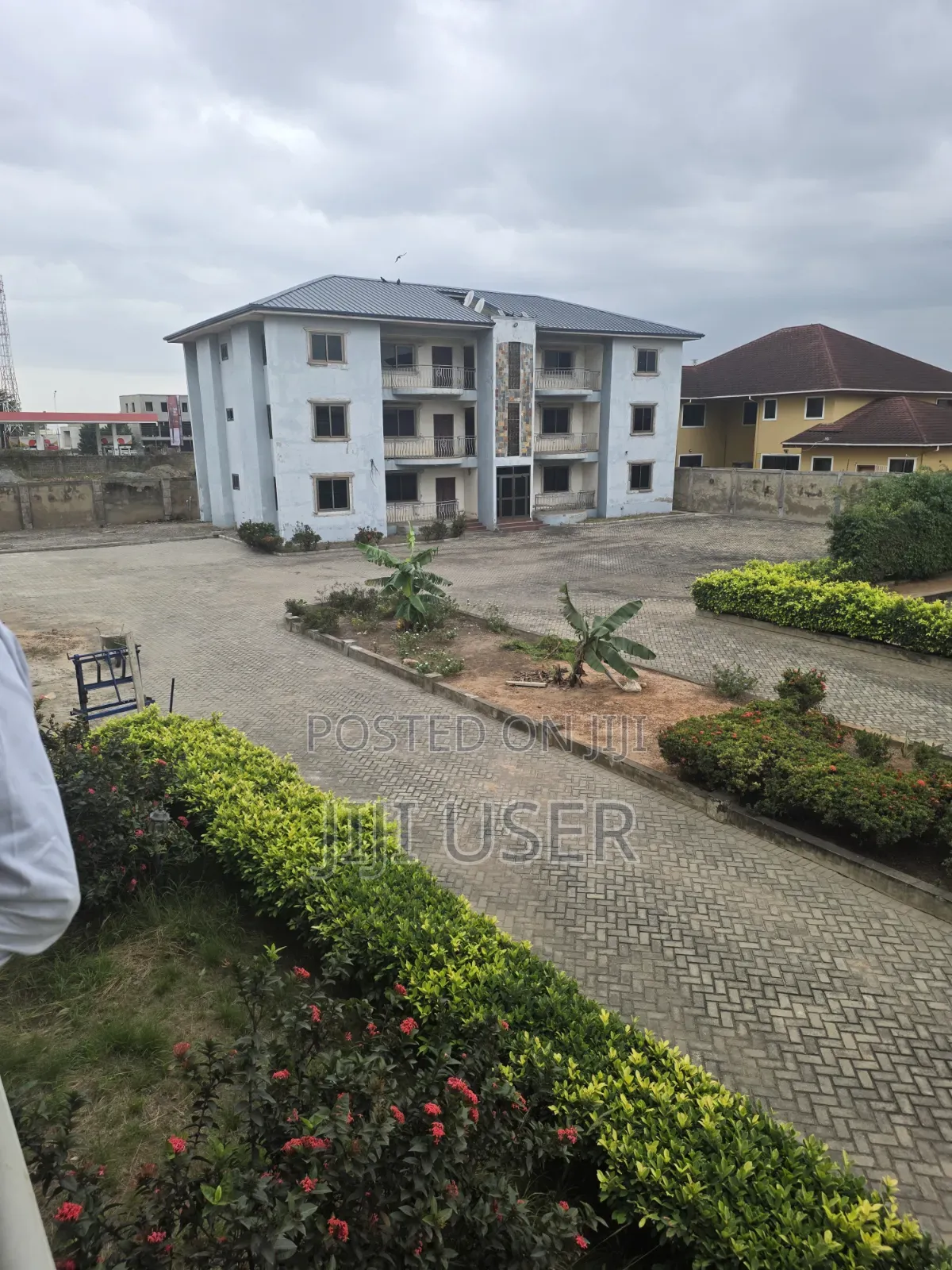 20bdrm House in 69, Police Station for sale