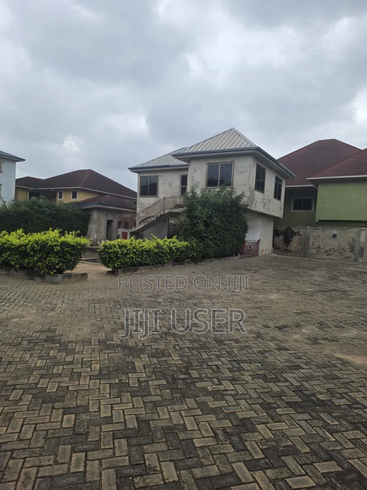 20bdrm House in 69, Police Station for sale