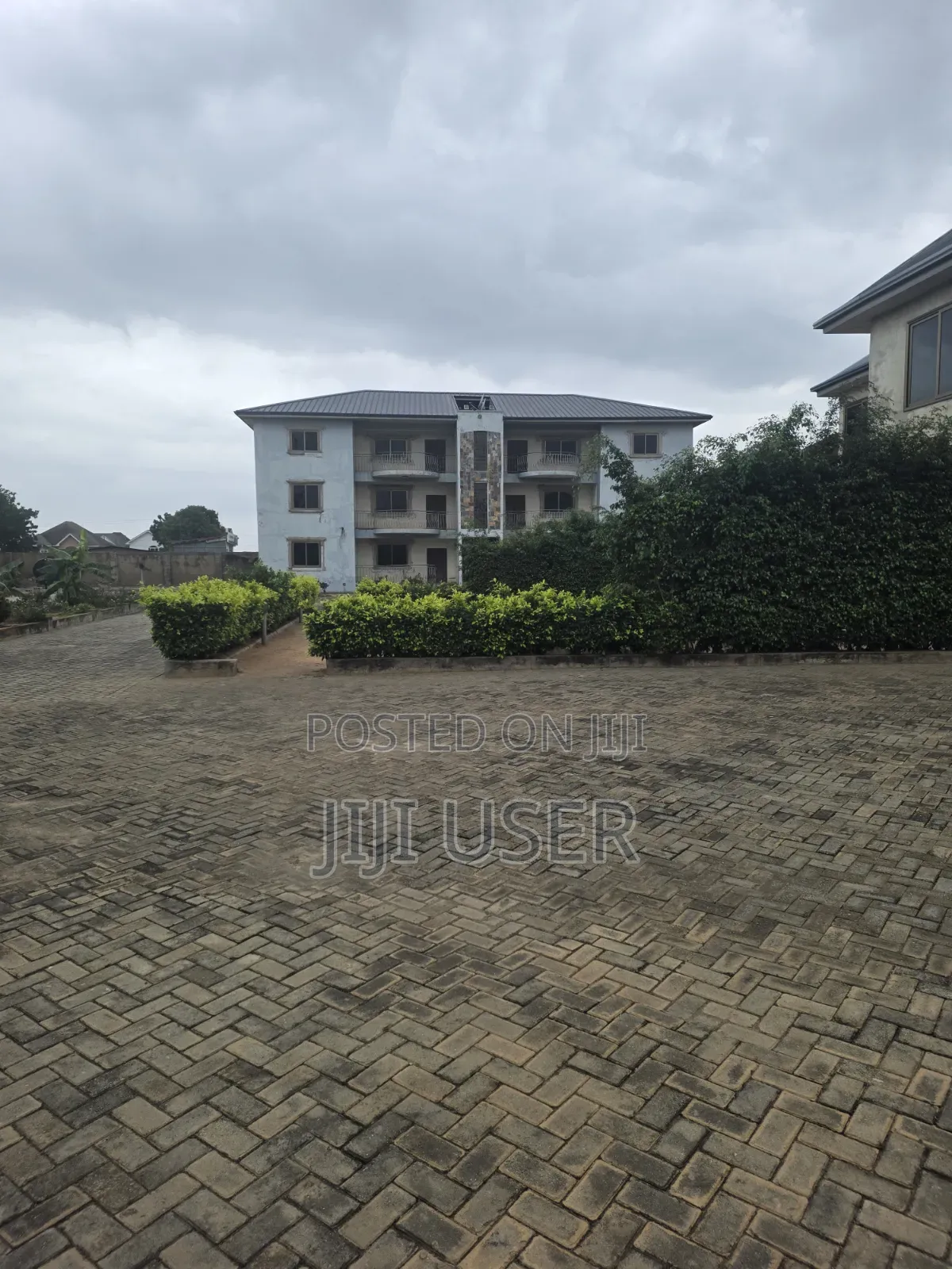 20bdrm House in 69, Police Station for sale