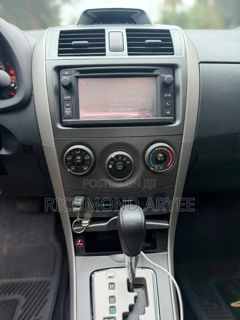 Toyota Corolla S Special Edition 4dr Sedan (1.8L 4cyl 4A) 2013 White