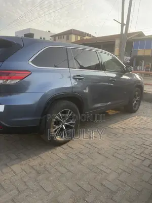 Toyota Highlander LE 2019 Gray