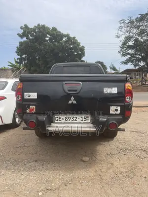 Mitsubishi L200 Club Cab 2.5 180hp 4WD 2013 Black
