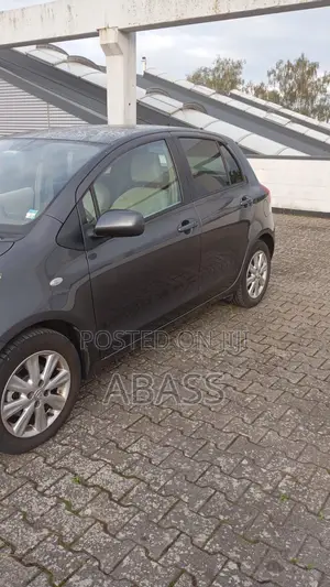 Toyota Yaris L Hatchback 5dr 2012 Gray