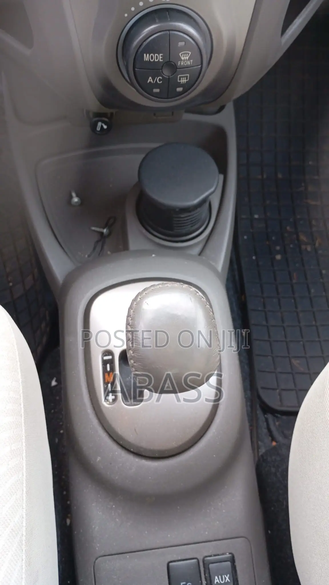 Toyota Yaris L Hatchback 5dr 2012 Gray