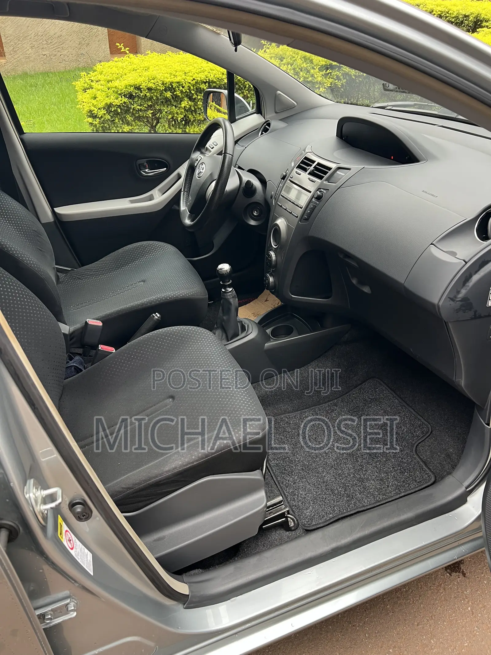 Toyota Yaris Base Hatchback 5dr 2010 Gray