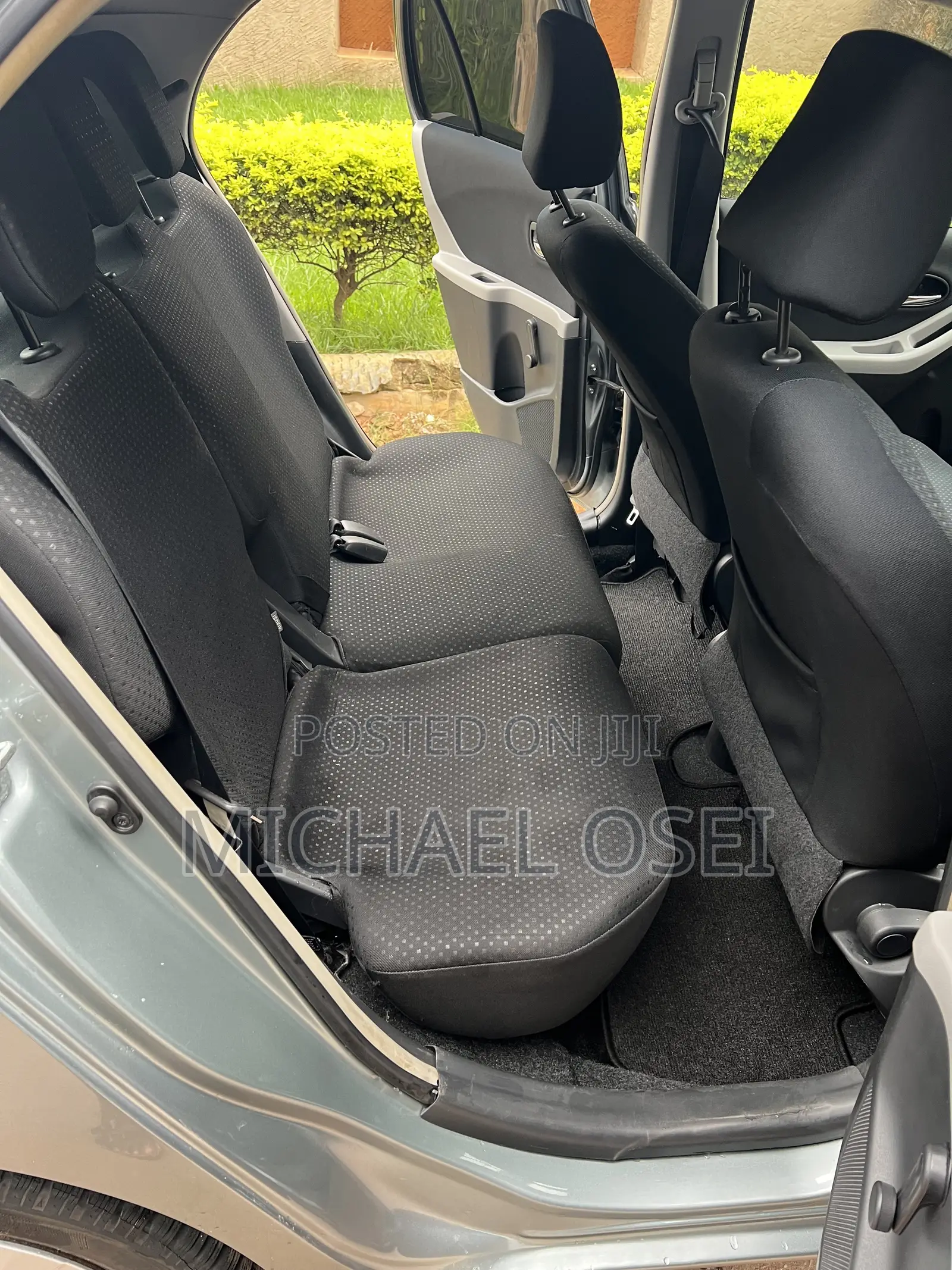 Toyota Yaris Base Hatchback 5dr 2010 Gray
