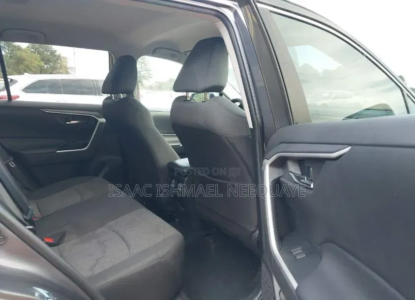 Toyota RAV4 XLE 2021 Gray