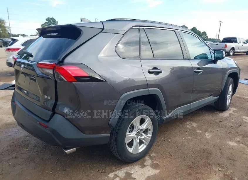 Toyota RAV4 XLE 2021 Gray