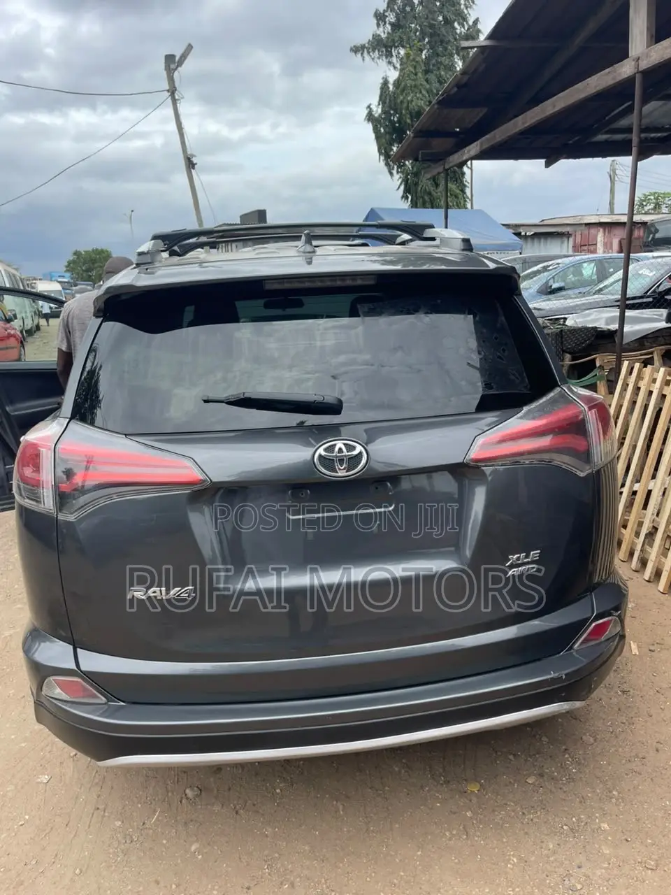 Toyota RAV4 XLE AWD (2.5L 4cyl 6A) 2017 Gray
