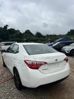Toyota Corolla LE Premium 4dr Sedan (1.8L 4cyl CVT) 2015 White