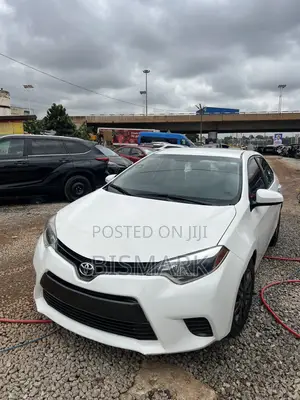 Toyota Corolla LE Premium 4dr Sedan (1.8L 4cyl CVT) 2015 White