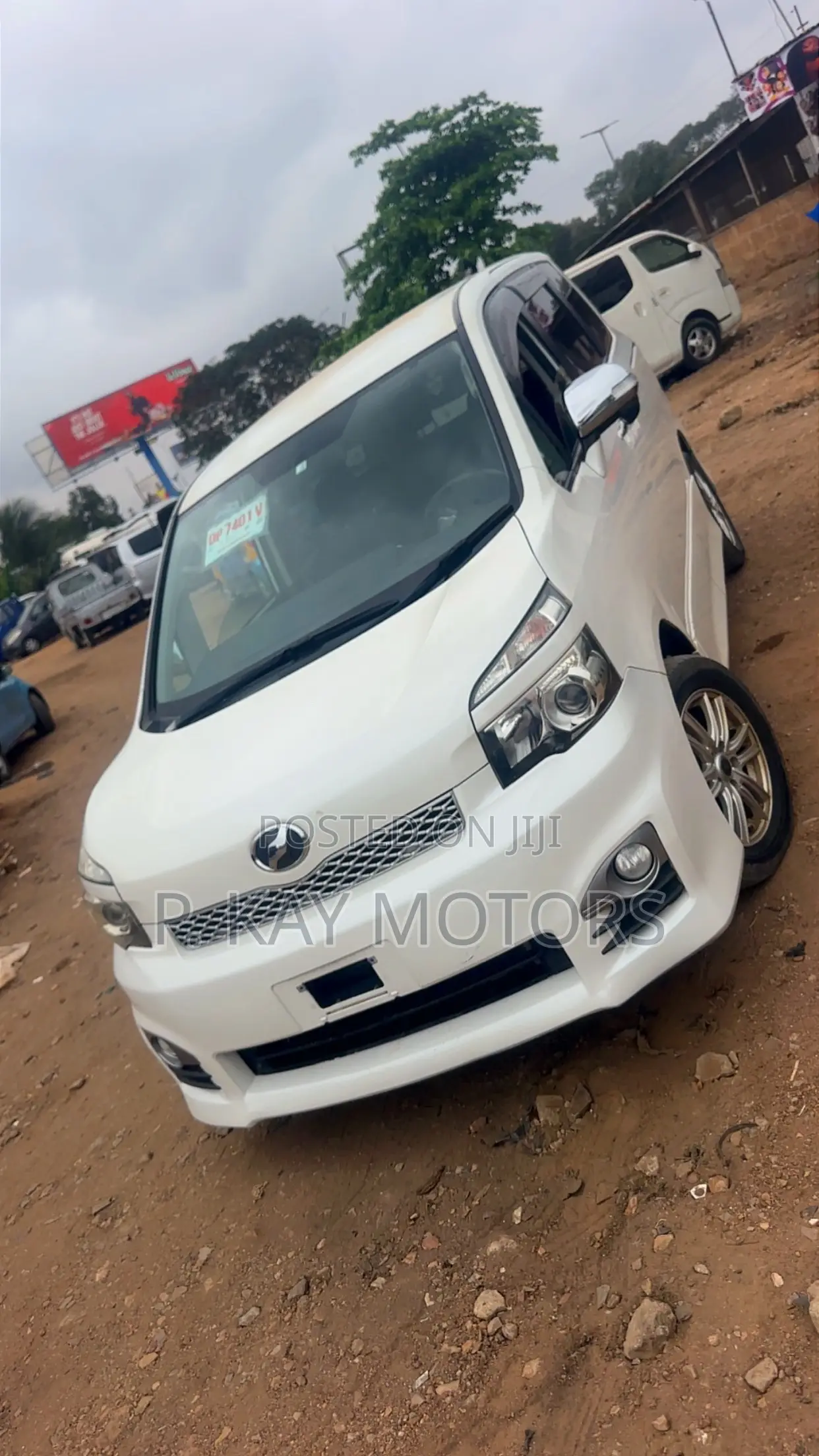 Toyota Voxy X 4WD 8-Seater 2012 White