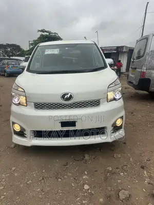 Toyota Voxy X 4WD 8-Seater 2012 White