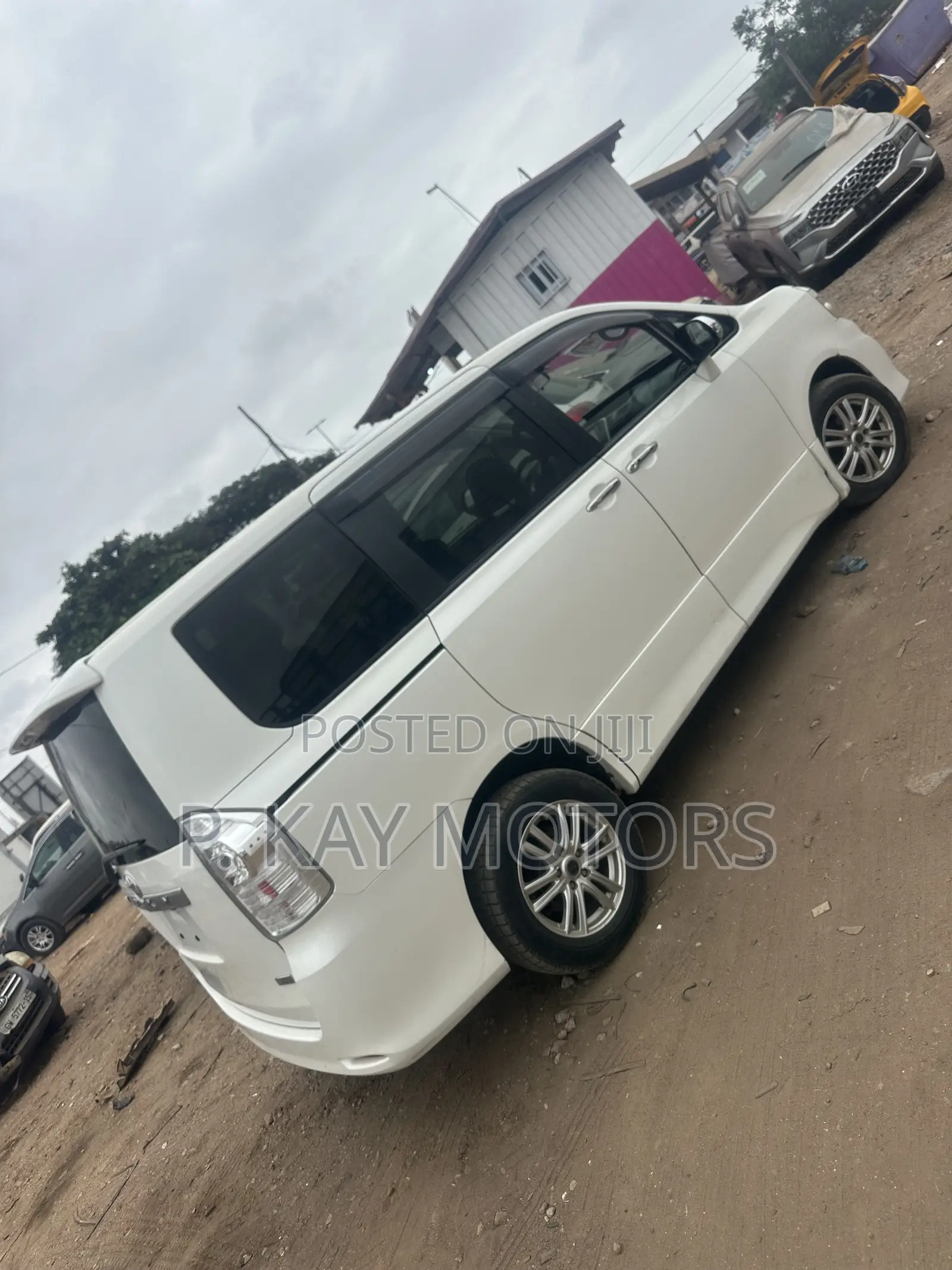 Toyota Voxy X 4WD 8-Seater 2012 White