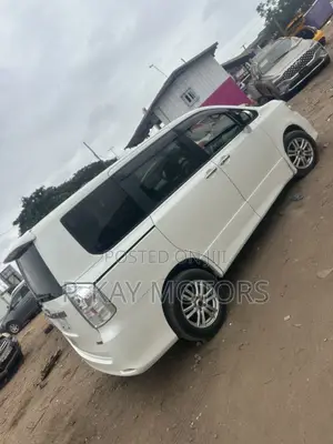 Toyota Voxy X 4WD 8-Seater 2012 White