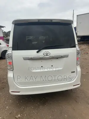 Toyota Voxy X 4WD 8-Seater 2012 White