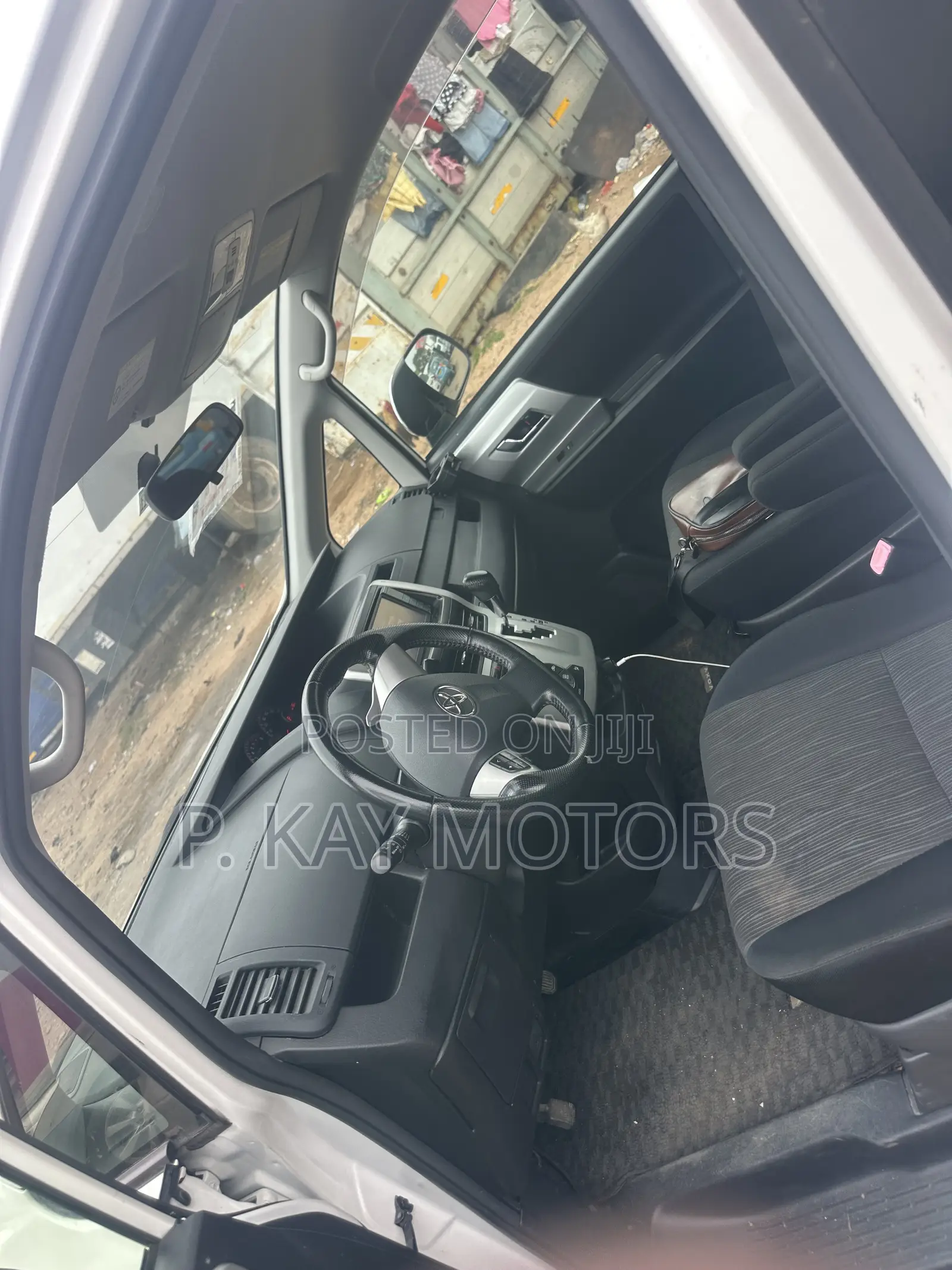 Toyota Voxy X 4WD 8-Seater 2012 White