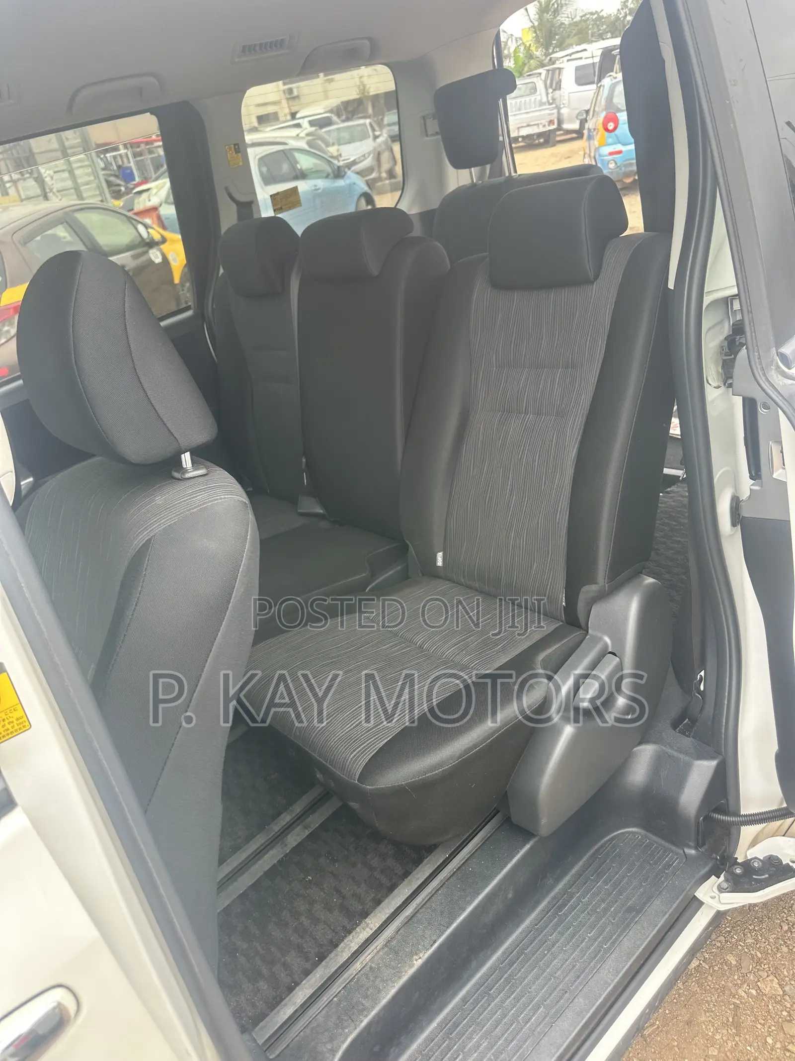 Toyota Voxy X 4WD 8-Seater 2012 White