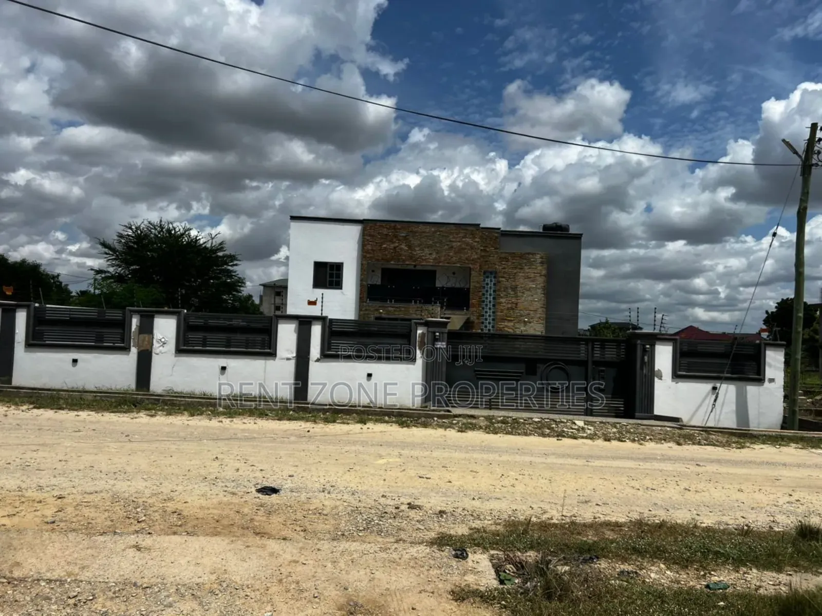 8bdrm Mansion in Ofankor for sale