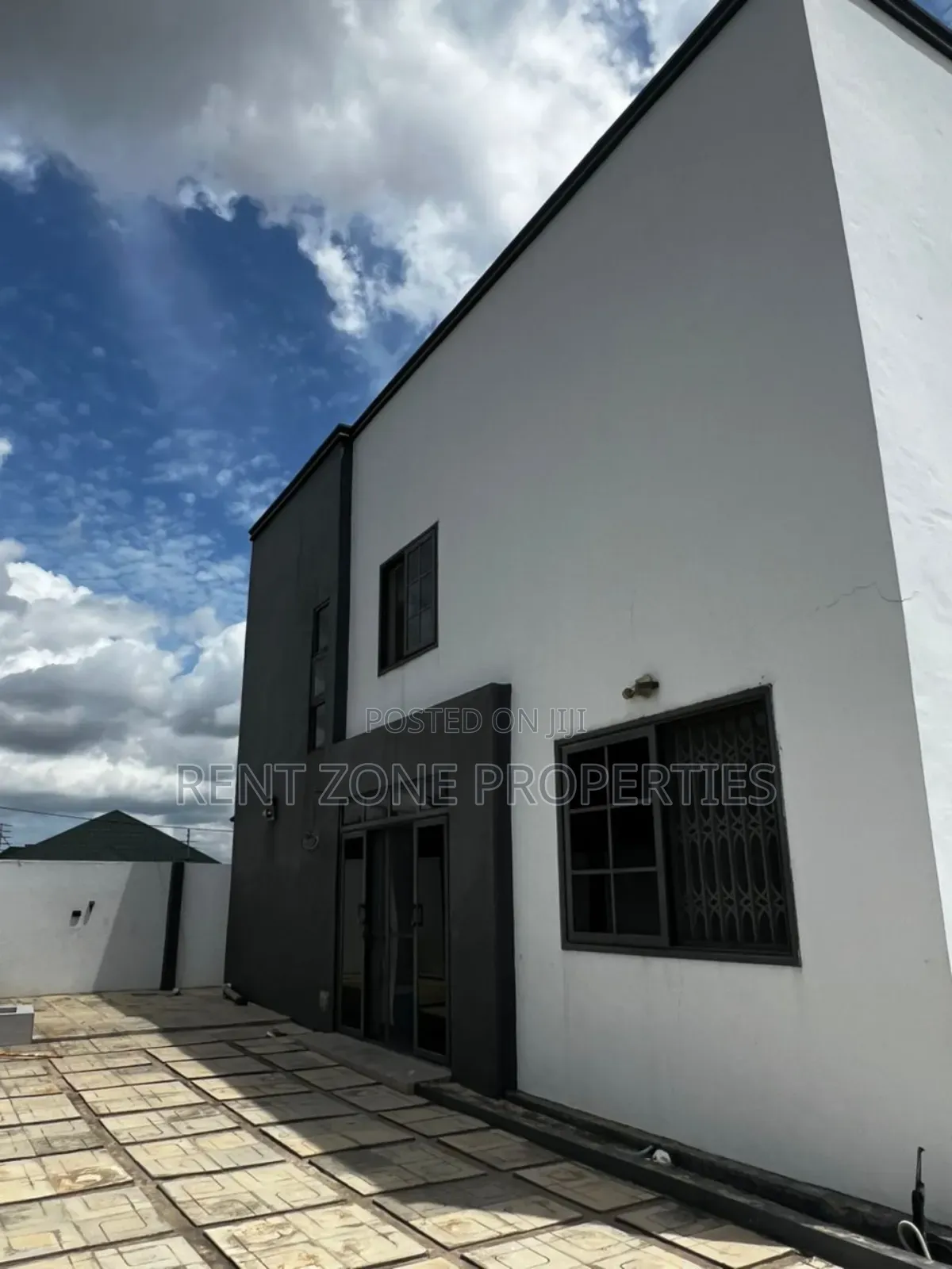 8bdrm Mansion in Ofankor for sale