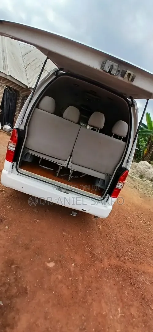 Toyota HiAce 2015 White