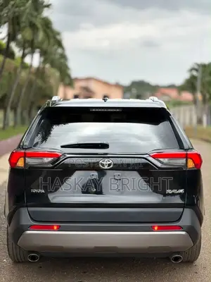 Toyota RAV4 XLE 2021 Black