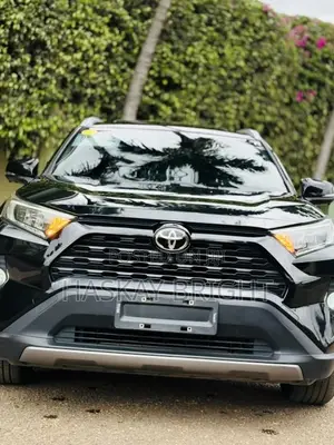 Toyota RAV4 XLE 2021 Black