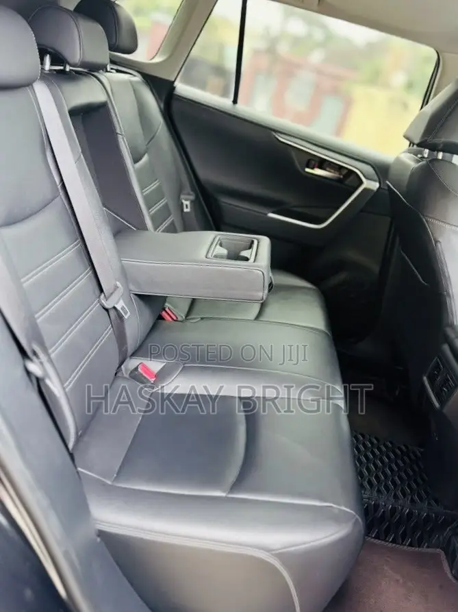 Toyota RAV4 XLE 2021 Black