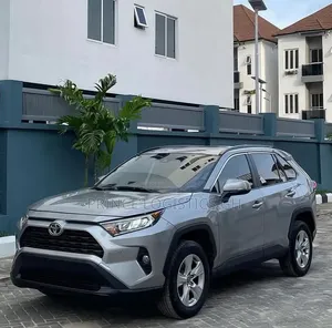 Toyota RAV4 XLE 2021 Silver