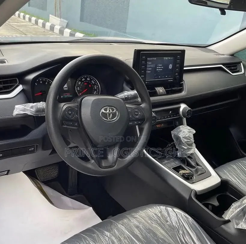 Toyota RAV4 XLE 2021 Silver
