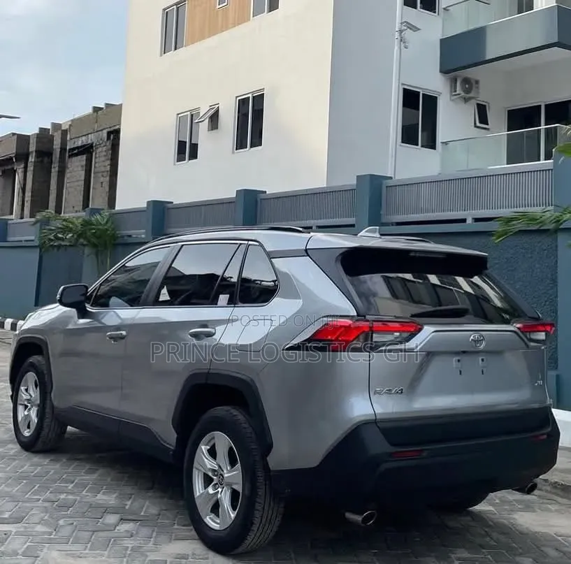 Toyota RAV4 XLE 2021 Silver