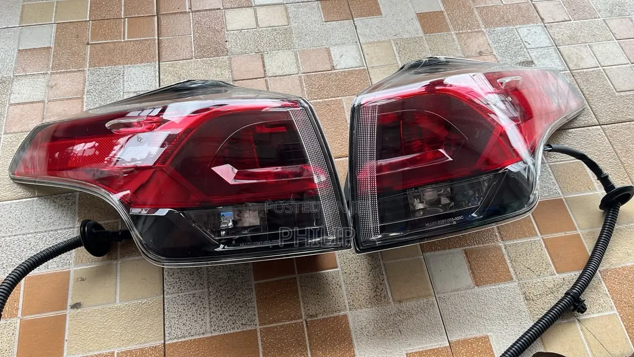 RAV4 2016 Tail Light Pair
