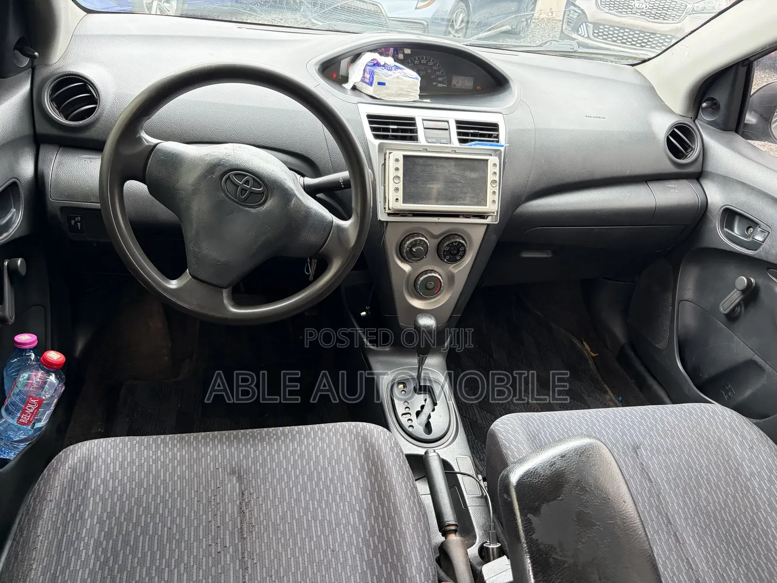Toyota Yaris Base Sedan 4dr 2010 Silver