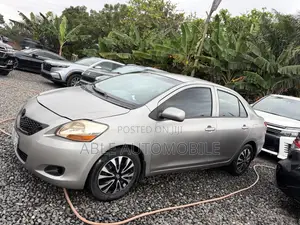 Toyota Yaris Base Sedan 4dr 2010 Silver