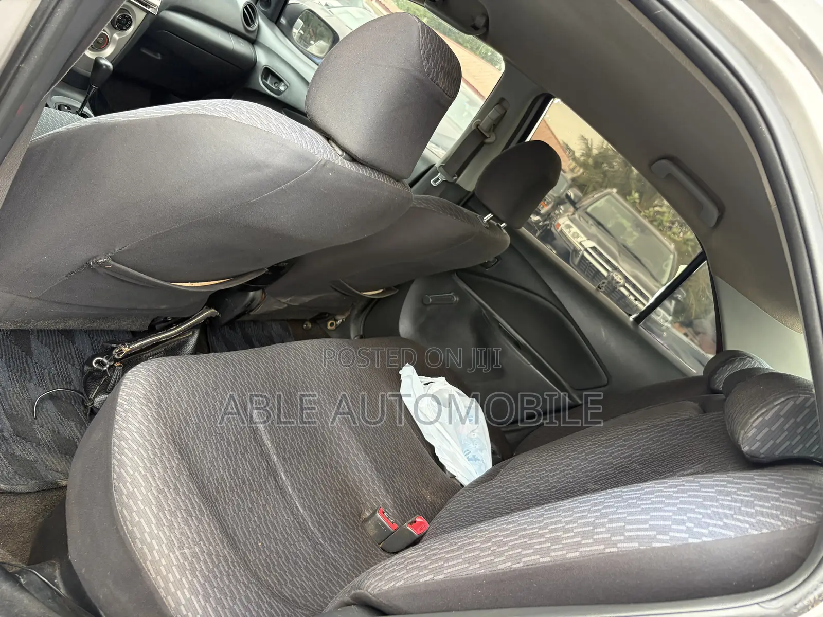 Toyota Yaris Base Sedan 4dr 2010 Silver