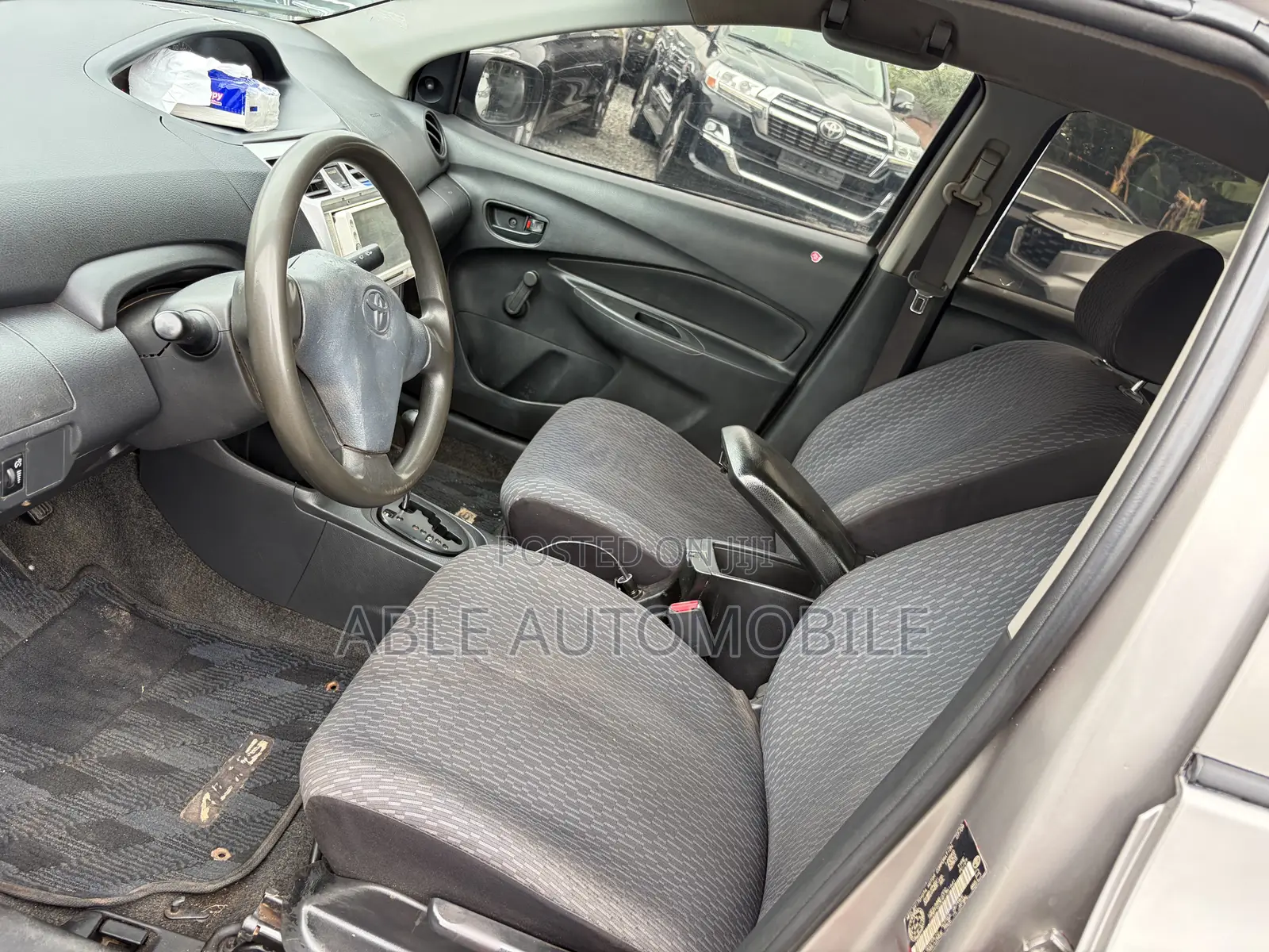 Toyota Yaris Base Sedan 4dr 2010 Silver