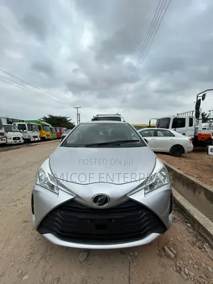 Toyota Vitz 2017 Silver
