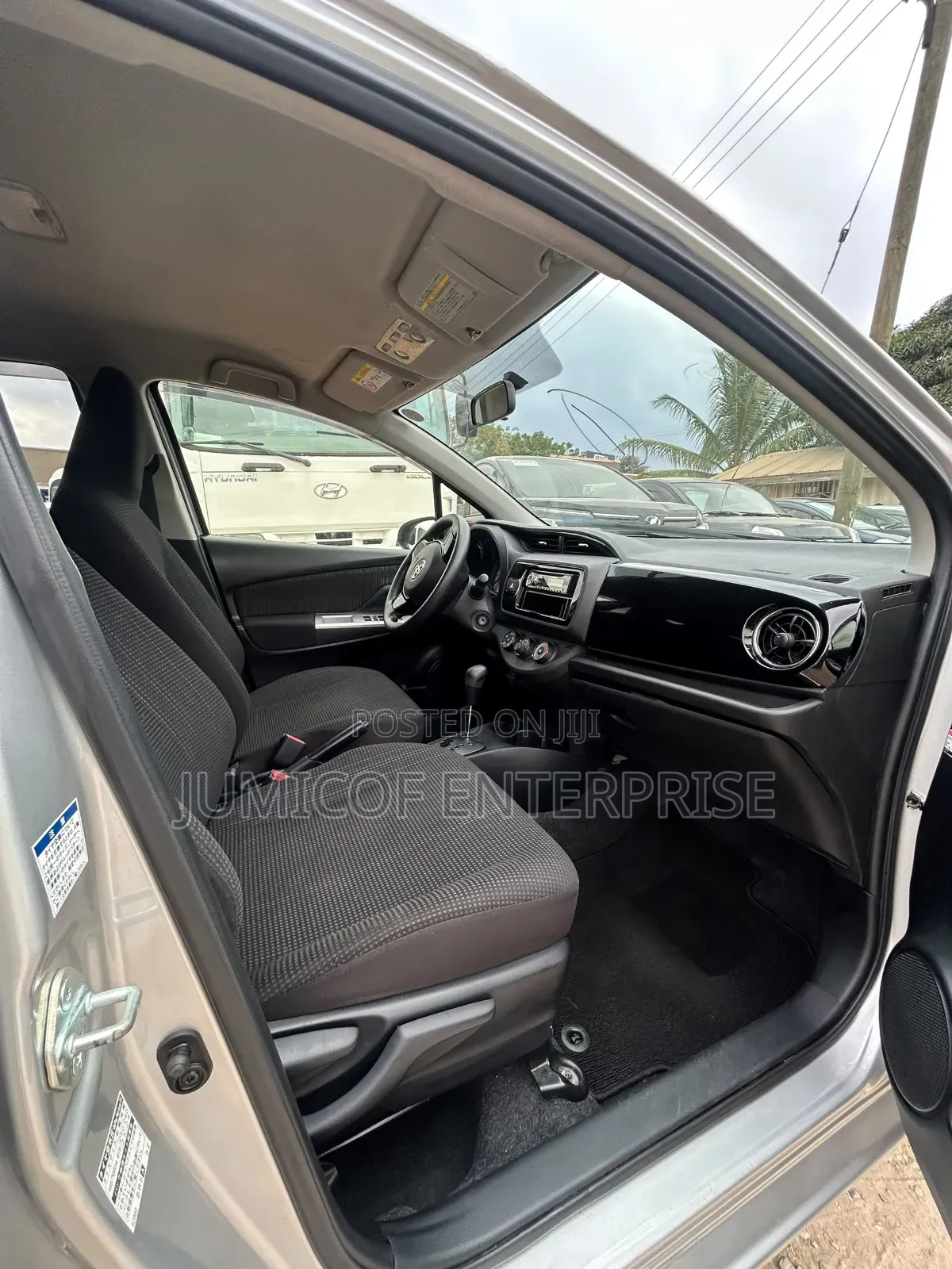 Toyota Vitz 2017 Silver