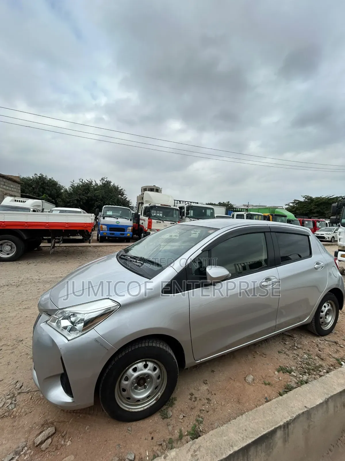 Toyota Vitz 2017 Silver
