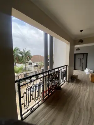 3bdrm Apartment in American House for rent