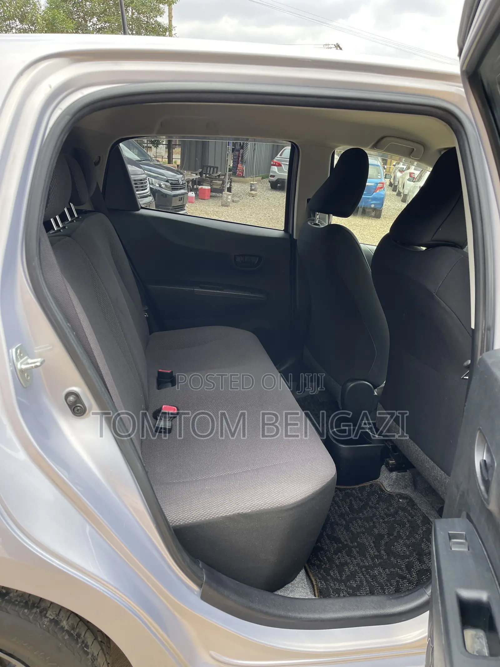 Toyota Vitz 1.3 FWD 5dr 2013 Silver