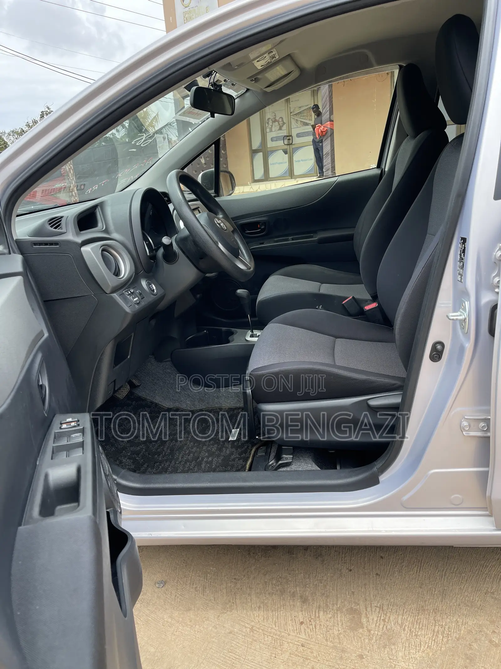 Toyota Vitz 1.3 FWD 5dr 2013 Silver