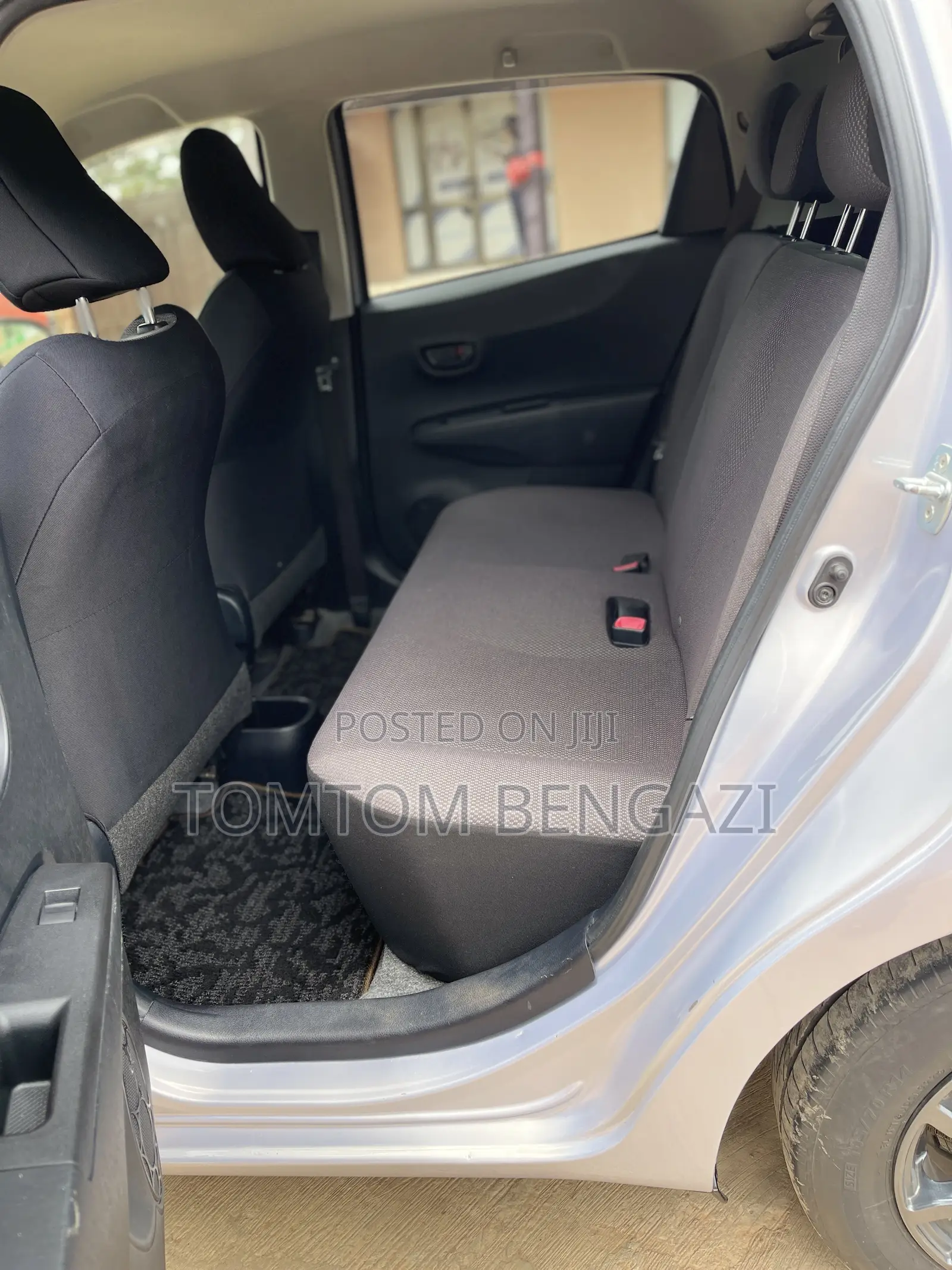 Toyota Vitz 1.3 FWD 5dr 2013 Silver