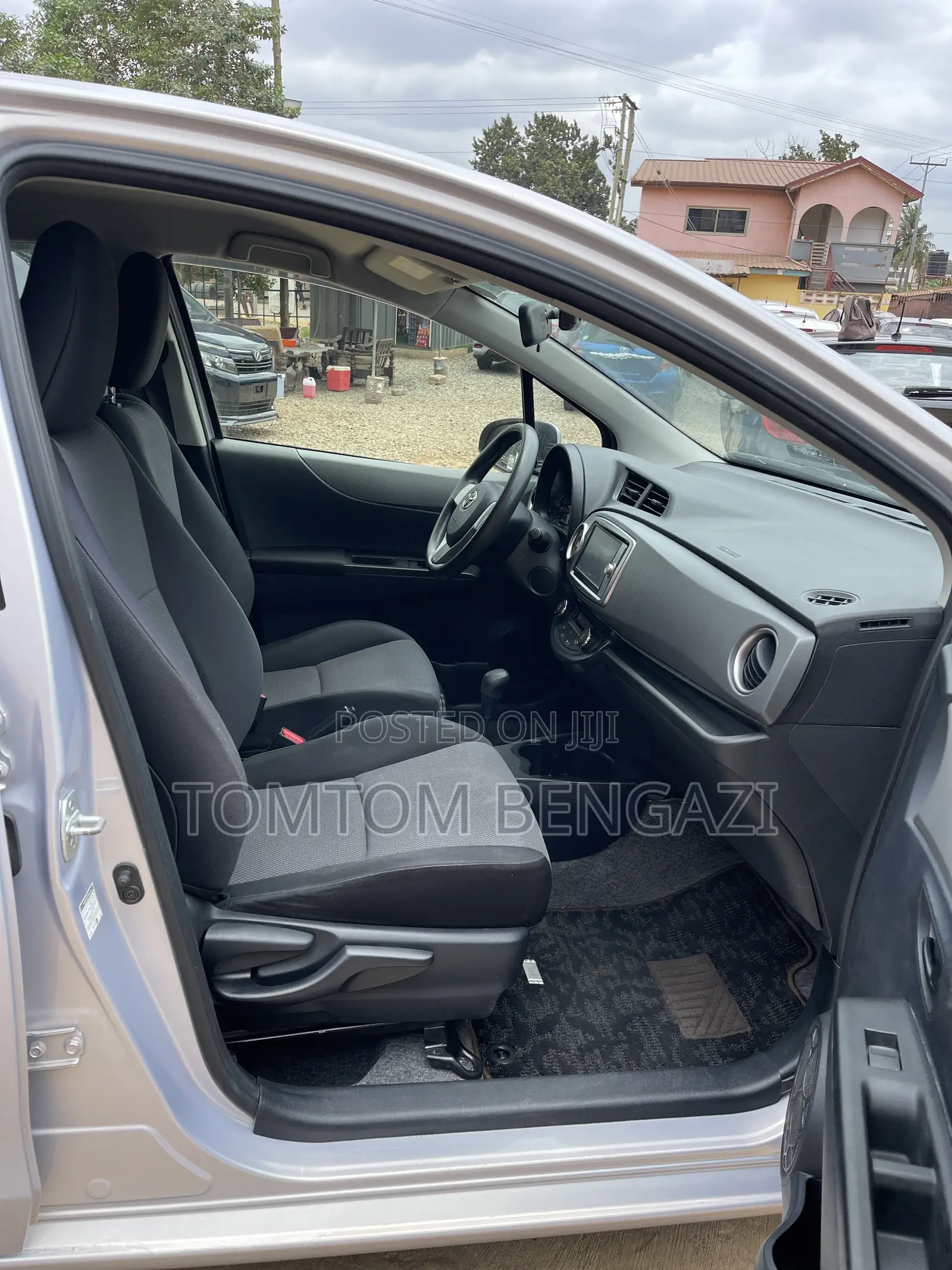 Toyota Vitz 1.3 FWD 5dr 2013 Silver